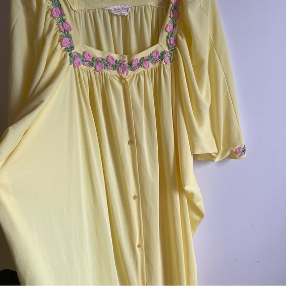 Vintage Linda Montréal Nylon Nightgown Yellow Flowers Embroidery One Size - Picture 9 of 15